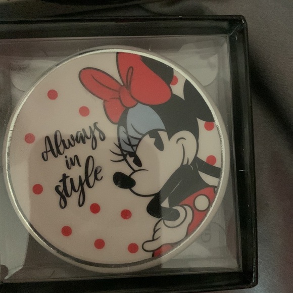 Disney Minnie Mouse earrings - Picture 3 of 4